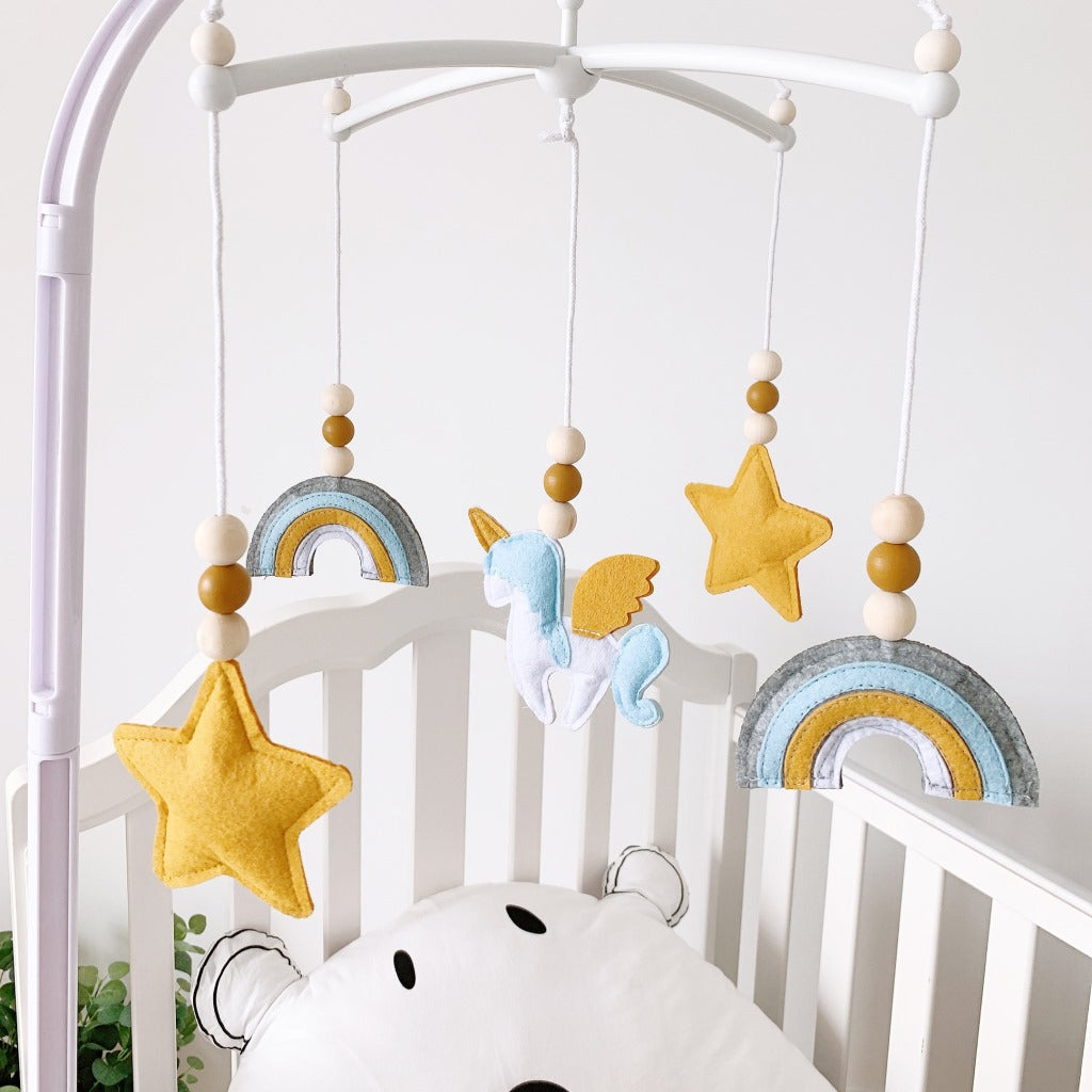 Adorable felt decorations for baby's room image 4