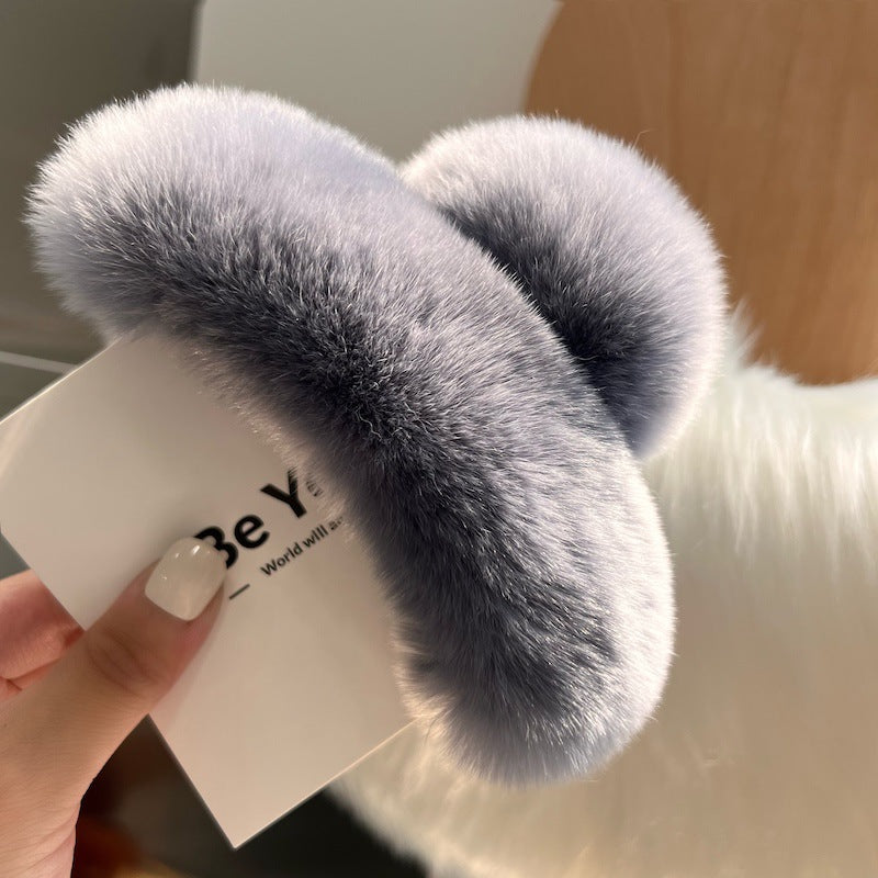 Winter hair accessory featuring stylish claw design