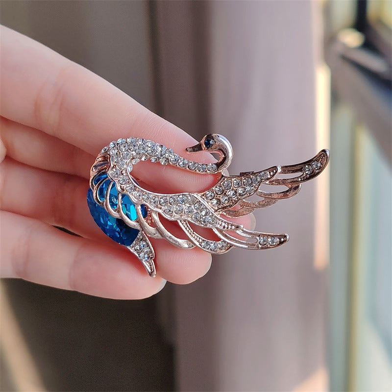 Swan brooch elegant design