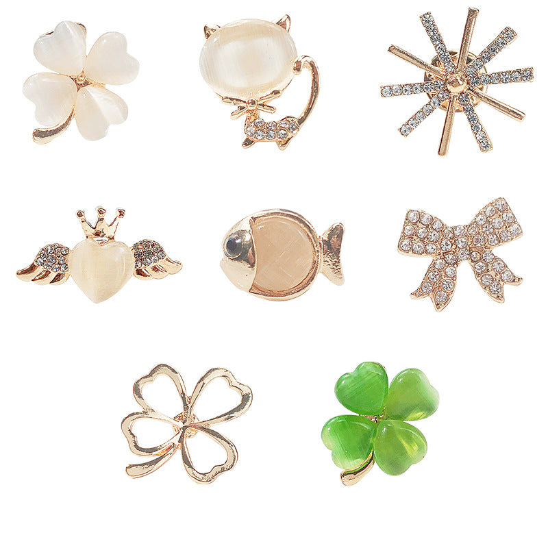 Versatile brooch for diverse outfit styles