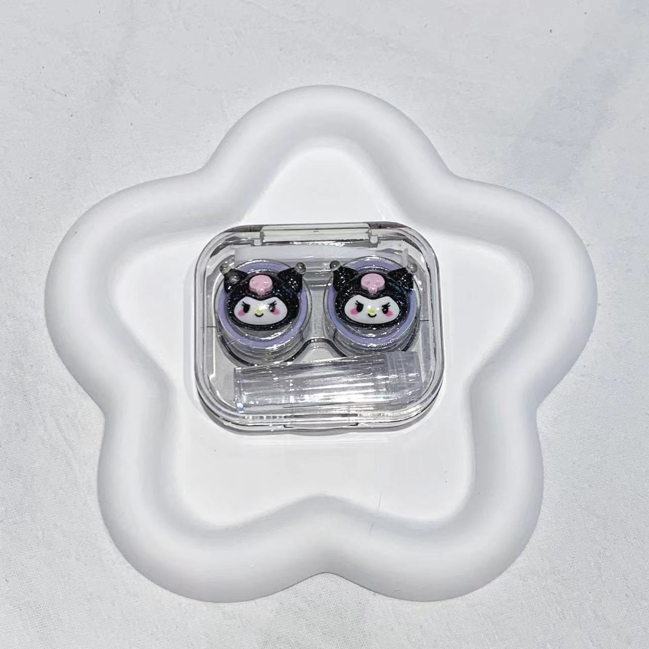 Stylish contact lens case with a chic look