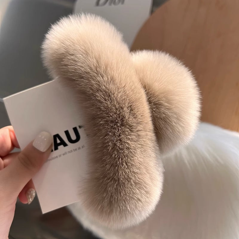 Cozy and stylish hair clip suitable for any outfit