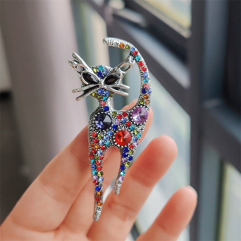 Charming retro cat brooch in green