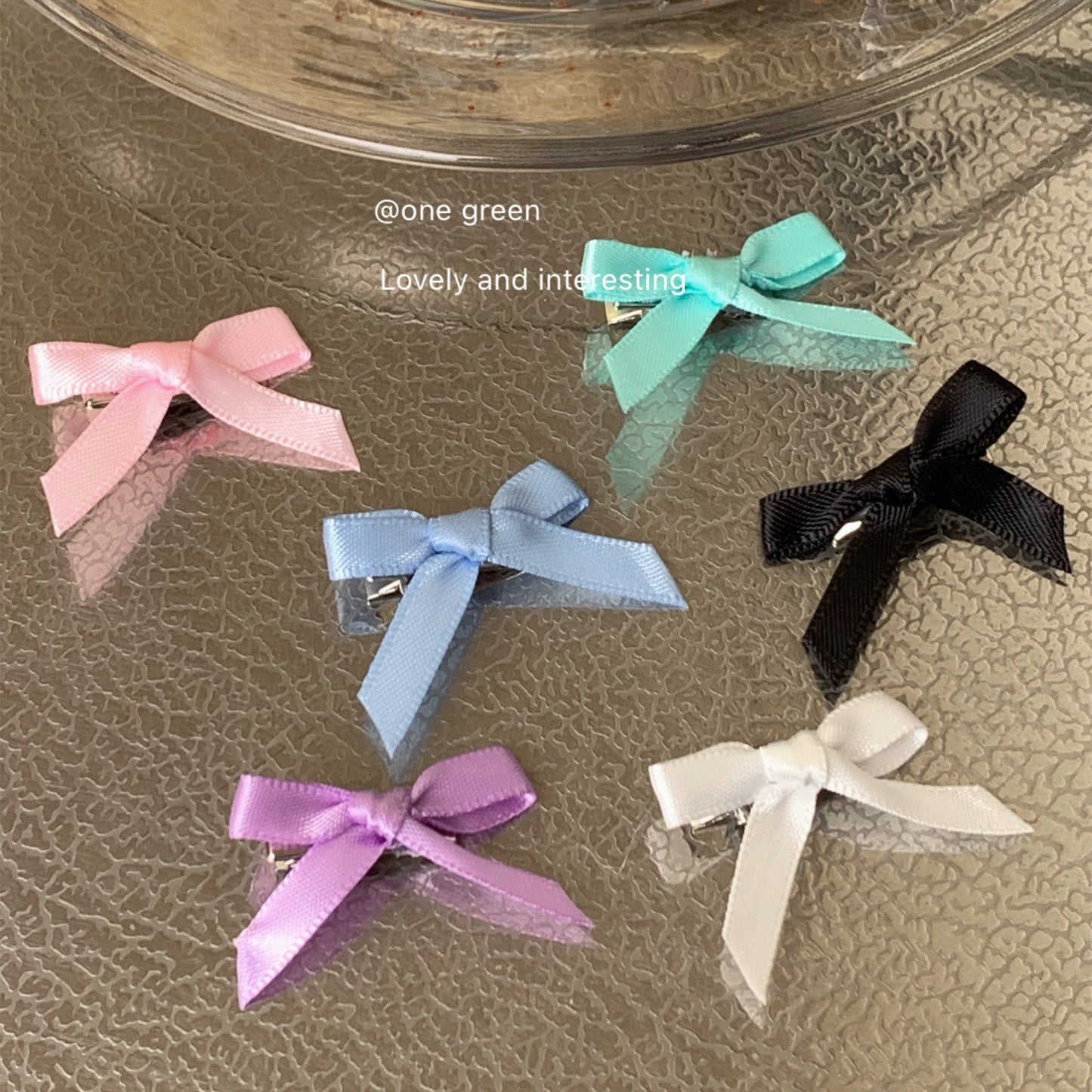 Charming bow hair clip in black