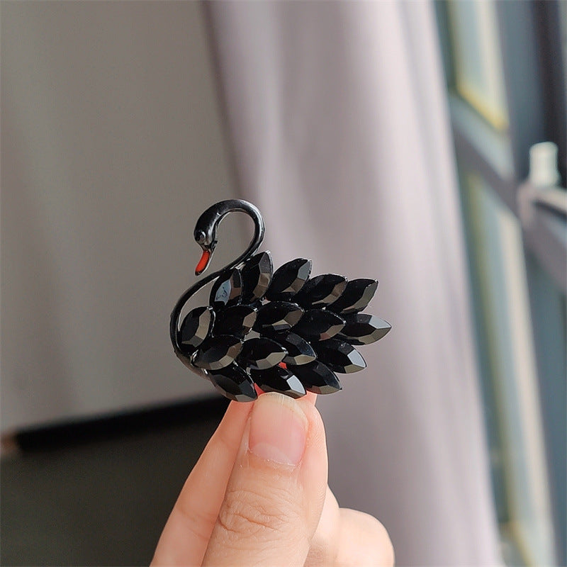 Alloy fashionable brooch in swan shape