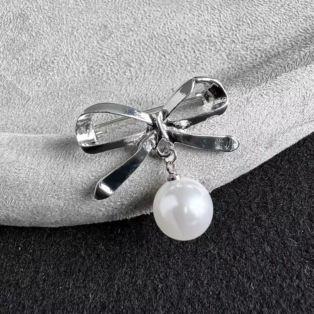 Stylish pearl butterfly brooch with rhinestones - Image 1