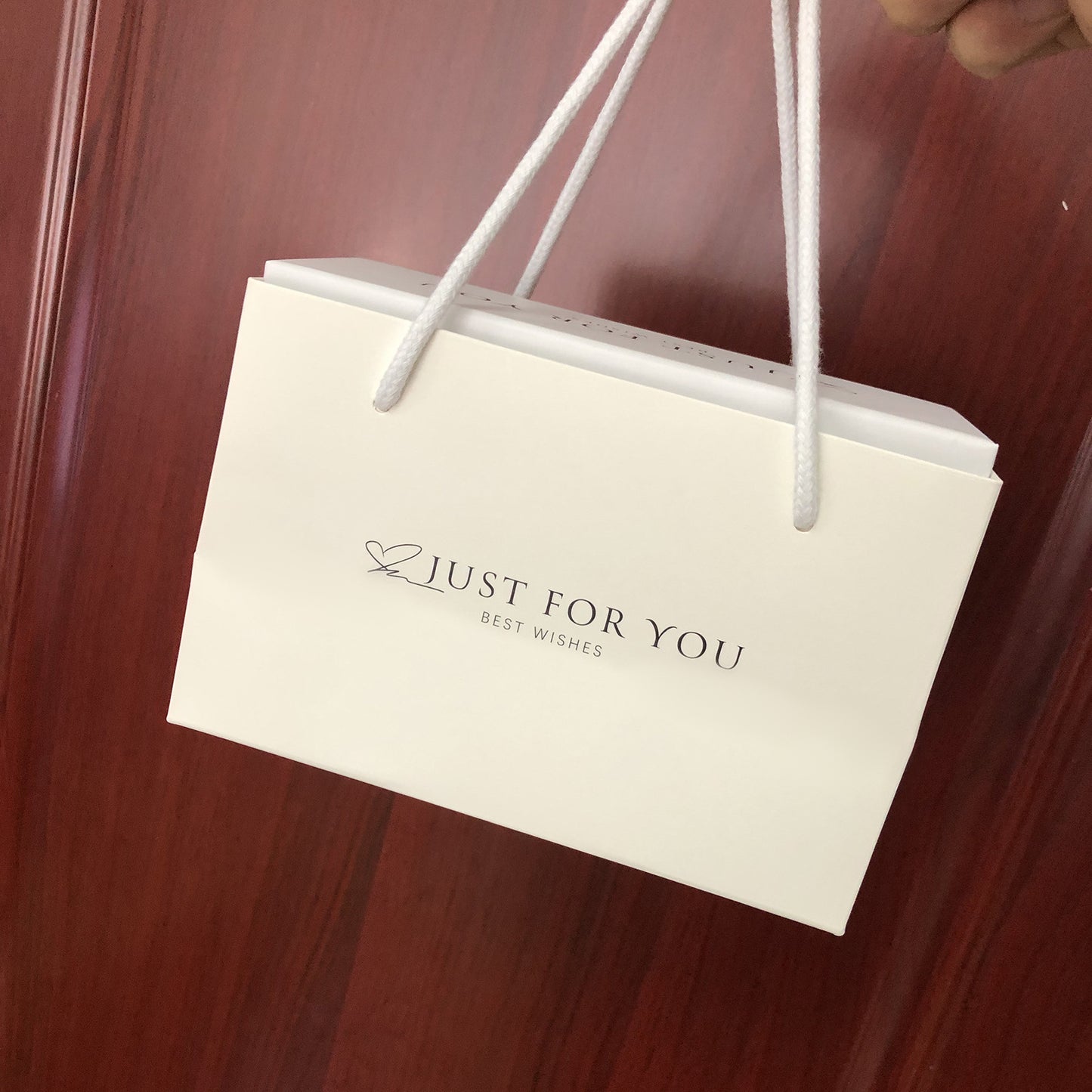 Elegant gift bag design 1