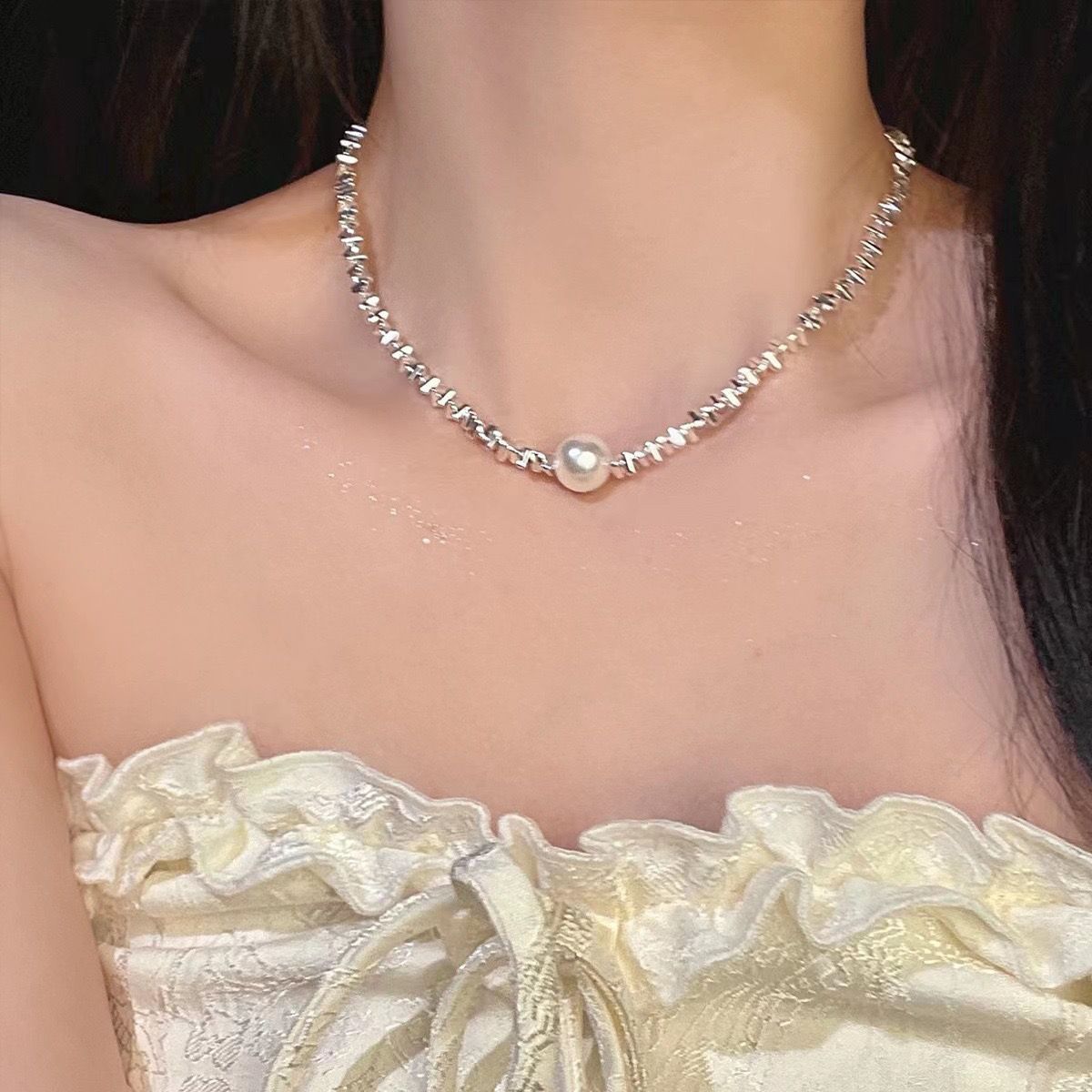 Chic Women's Silver Pearl Necklace Image 2