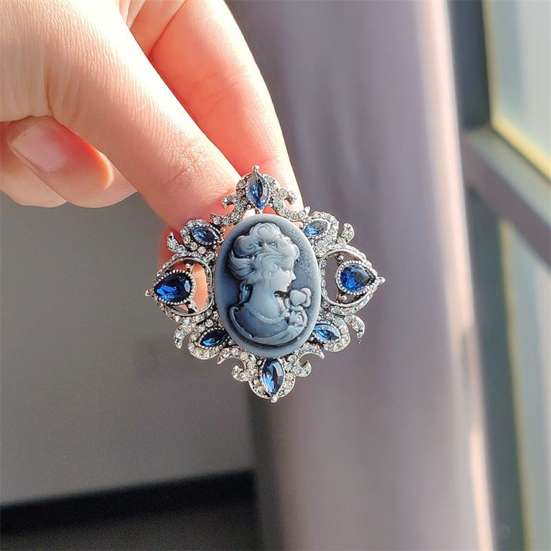 Elegant vintage brooch with rhinestones