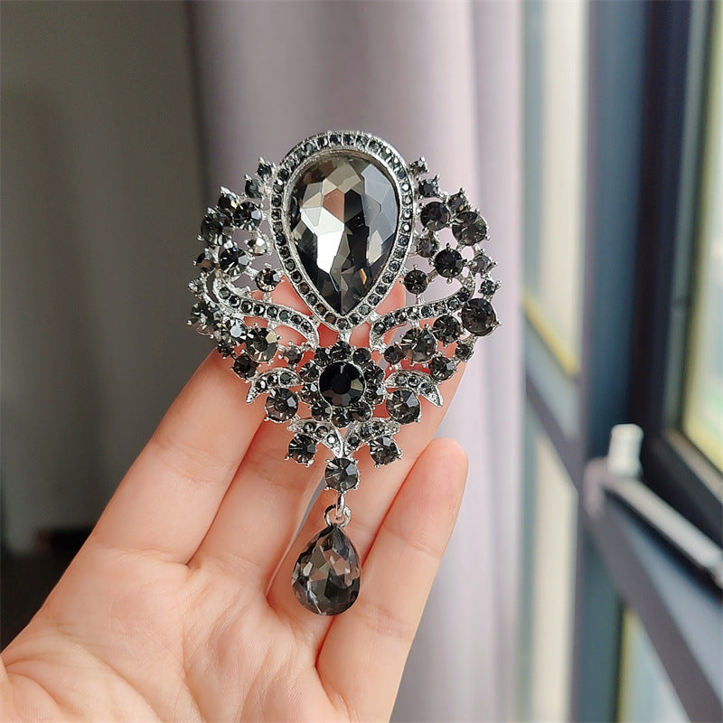 Vintage crystal drop brooch image 6