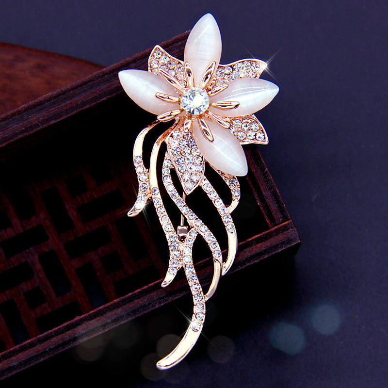 Elegant heart-shaped rhinestone brooch for women image 1