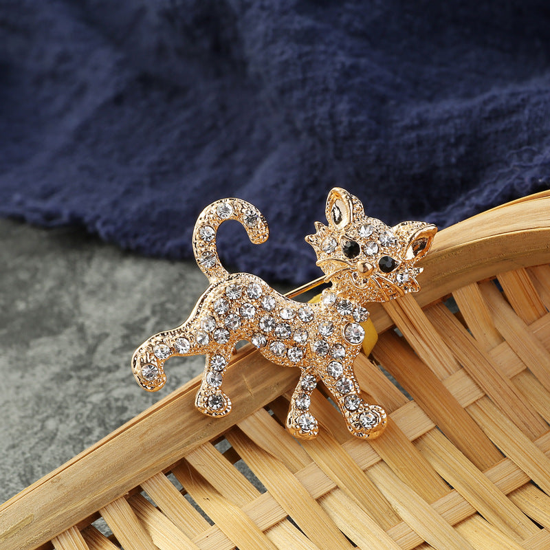 Fashion brooch pin featuring horse