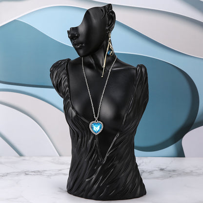 mannequin statue in Nordic style for earrings display
