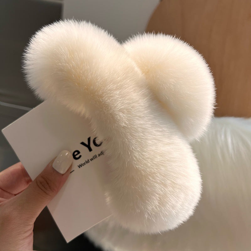Winter hair accessory featuring stylish claw design