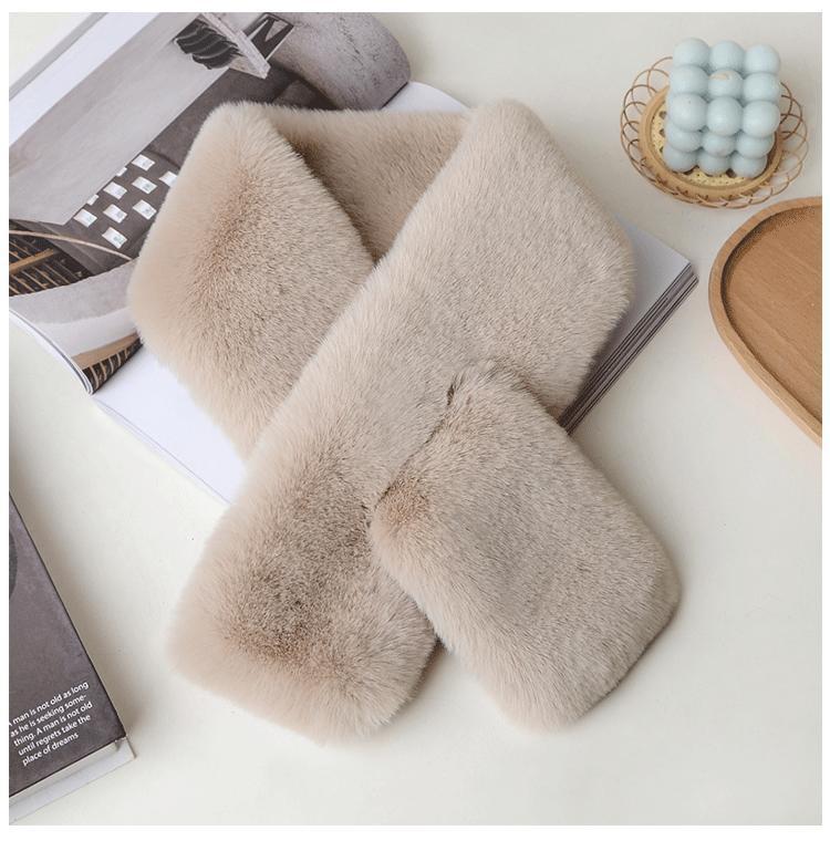 Double-sided winter scarf in casual settings