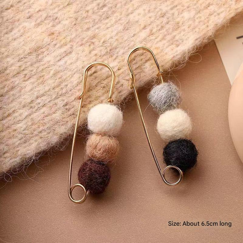 Winter accessory with adjustments