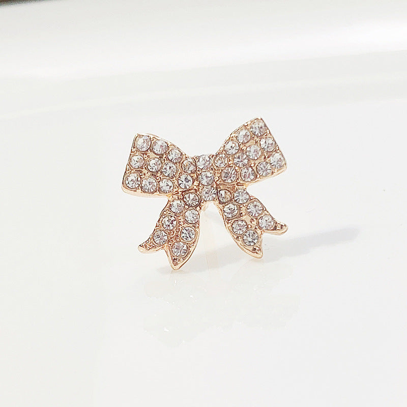 Anti-slip clover leaf brooch design