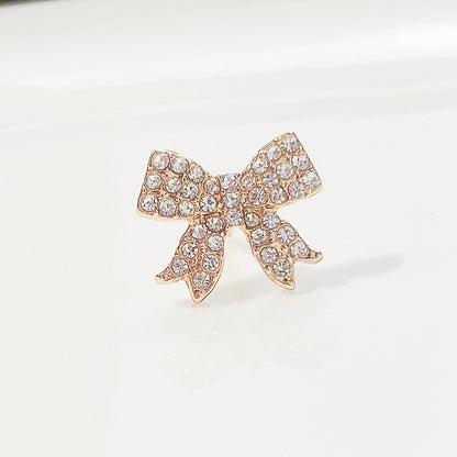 Anti-slip clover leaf brooch design