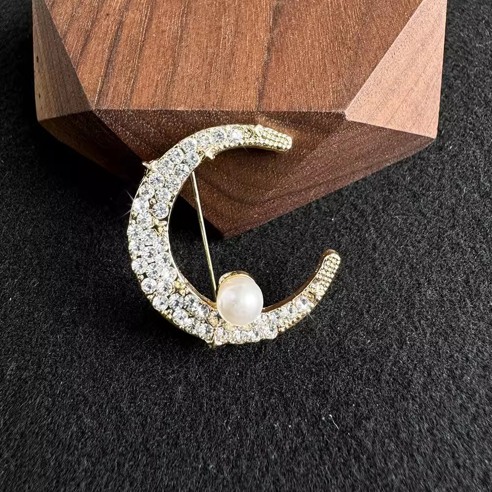 Dazzling pearl brooch close-up - image 4