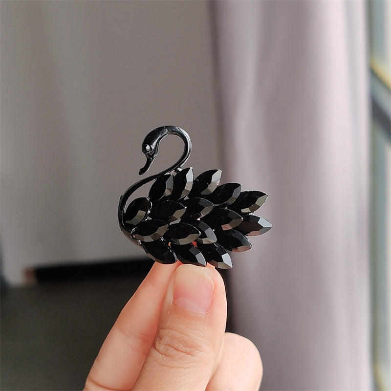 Stylish animal-themed brooch for coats