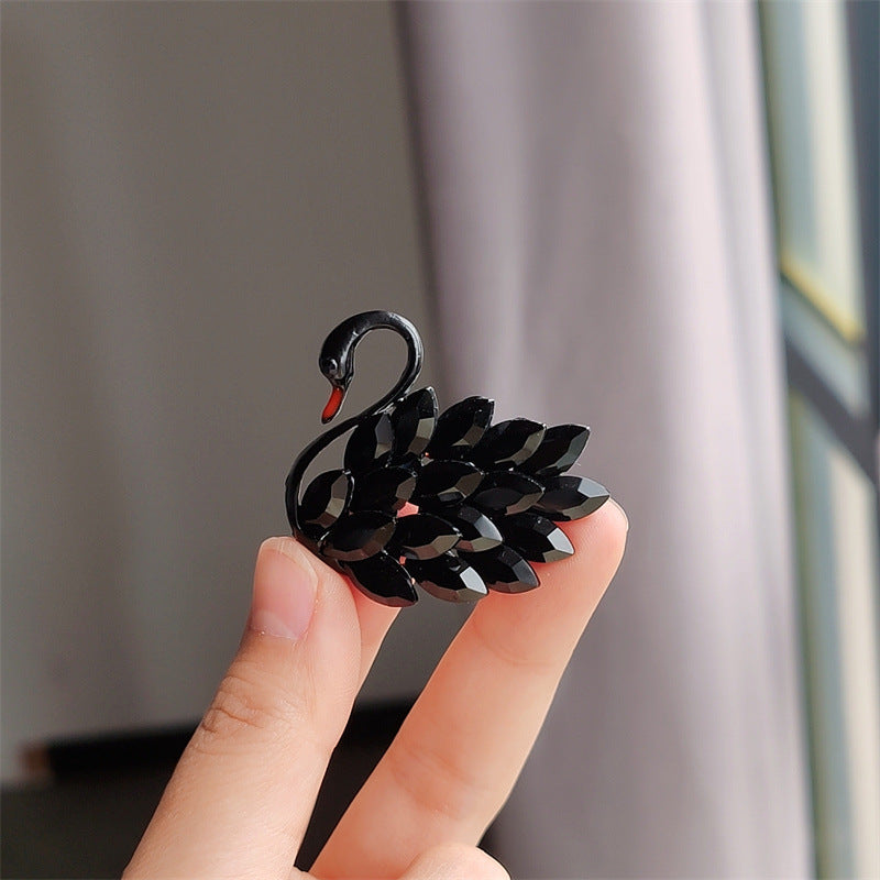 Alloy fashionable brooch in swan shape