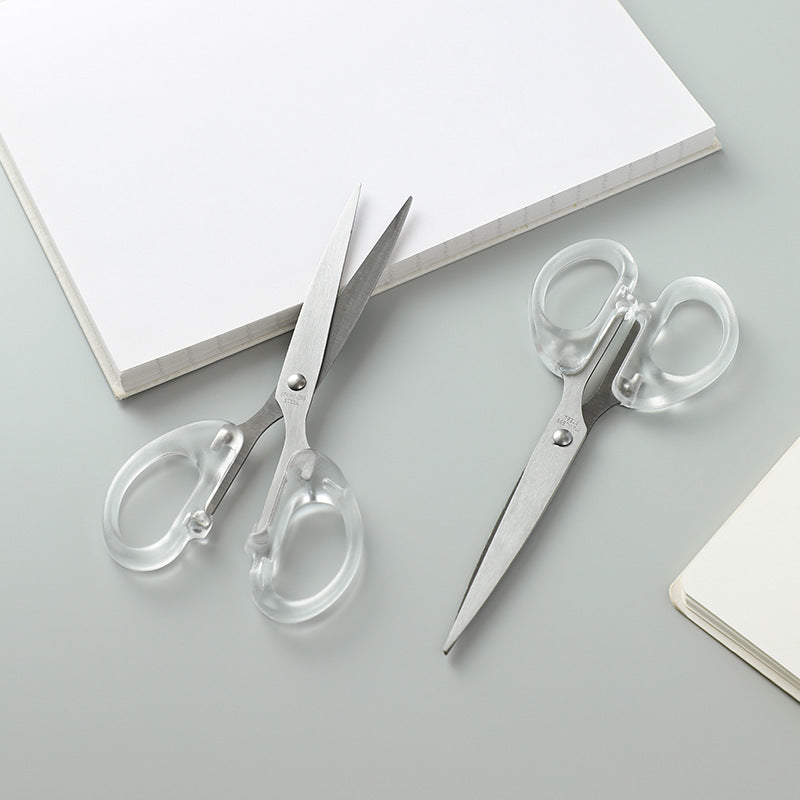 Compact scissors suitable for students and office