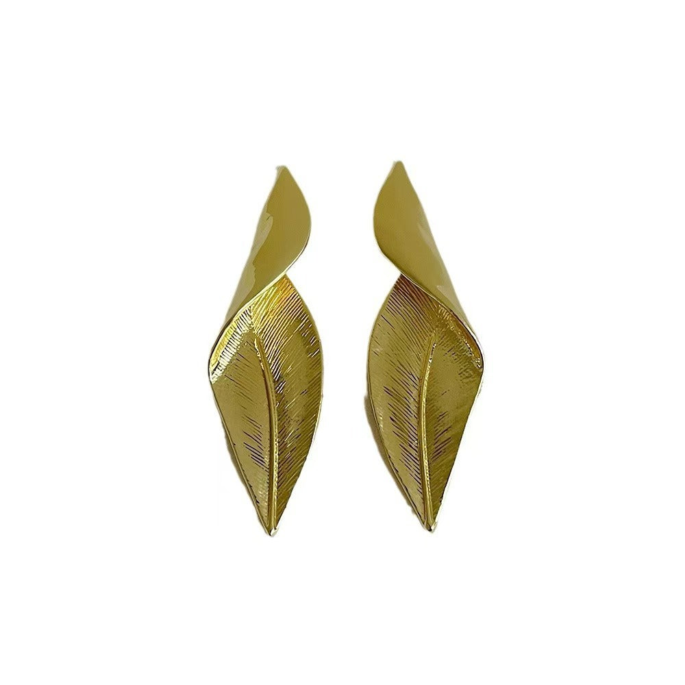 Lightweight fashion earrings