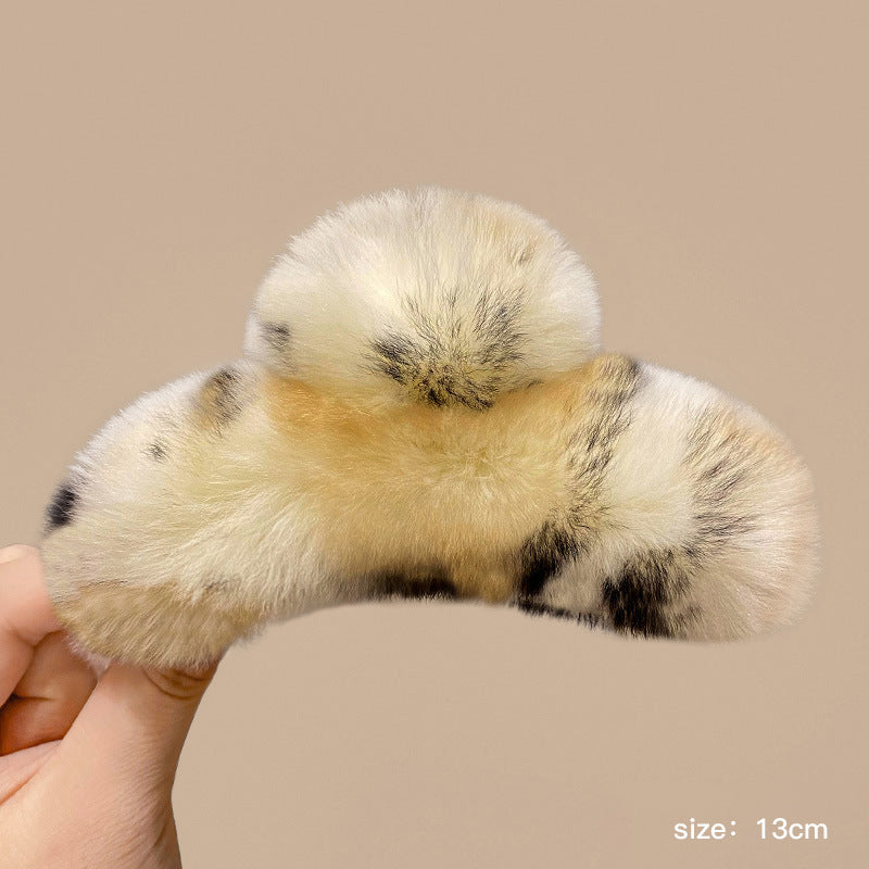 Winter hair accessory featuring stylish claw design