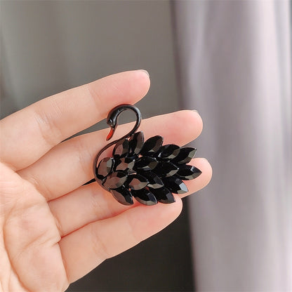 Stylish animal-themed brooch for coats