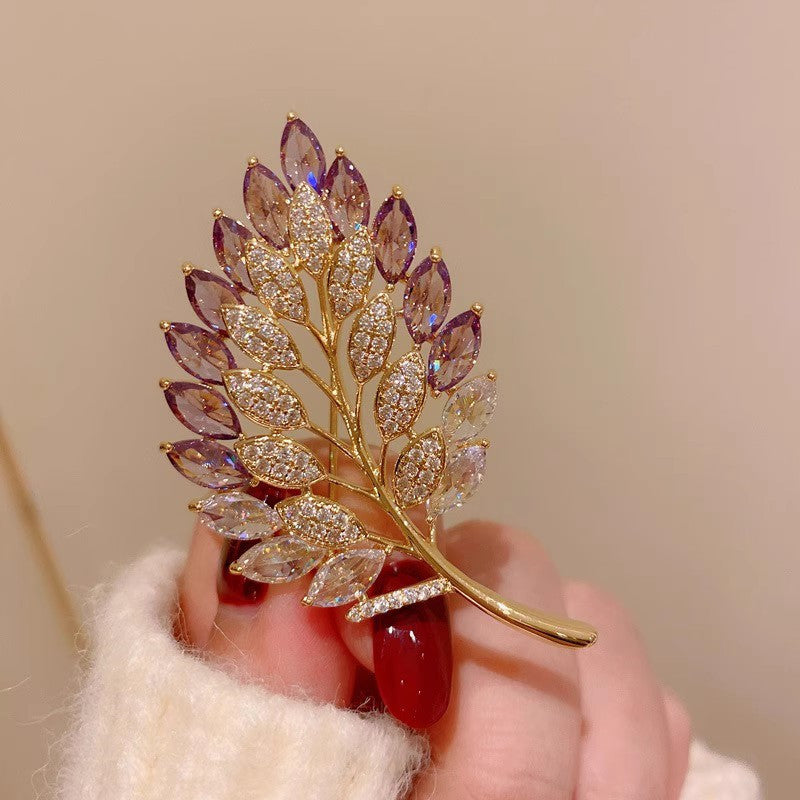 Fashion accessory gold brooch style