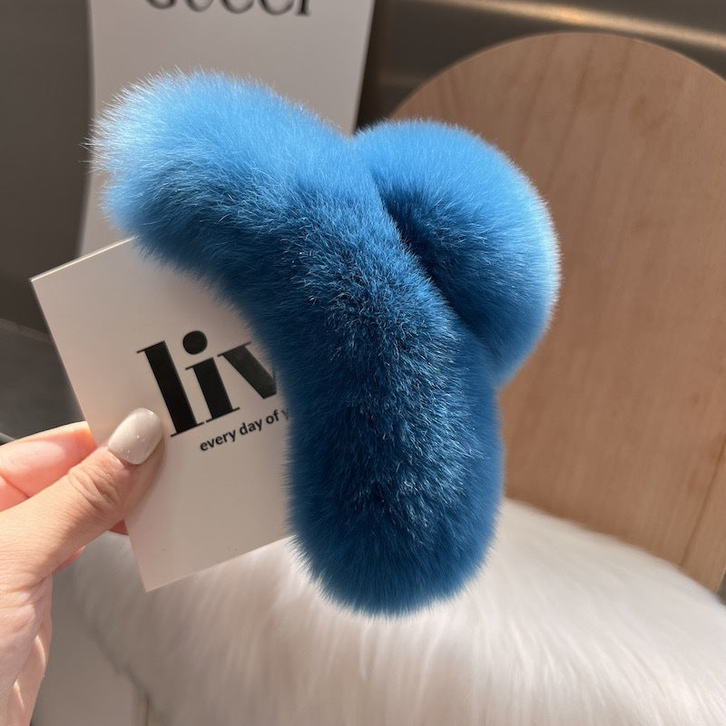 Cozy and stylish hair clip suitable for any outfit