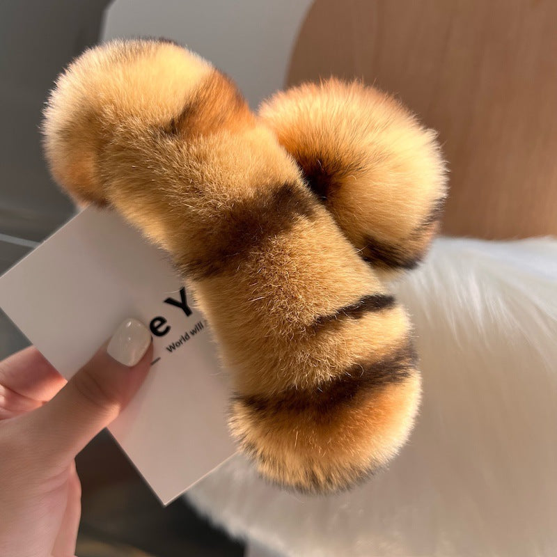 Winter hair accessory featuring stylish claw design