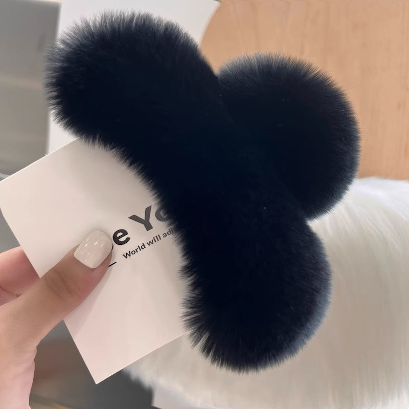 Winter hair accessory featuring stylish claw design