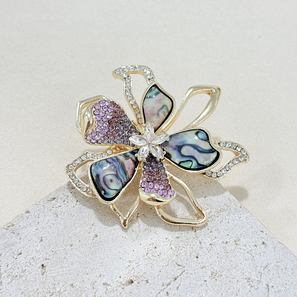 Fashion accessory brooch with sparkle