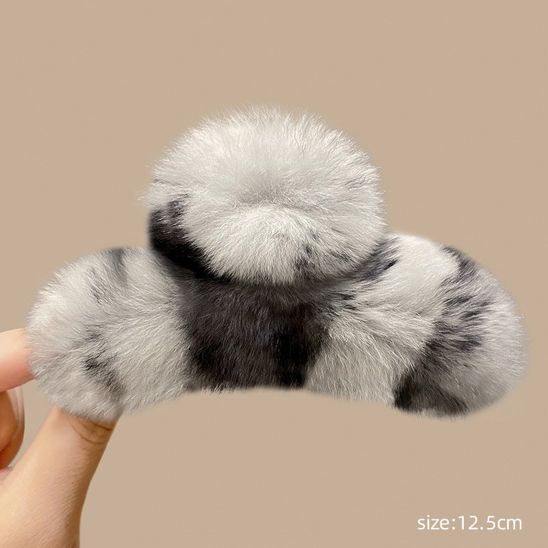 Cozy and stylish hair clip suitable for any outfit