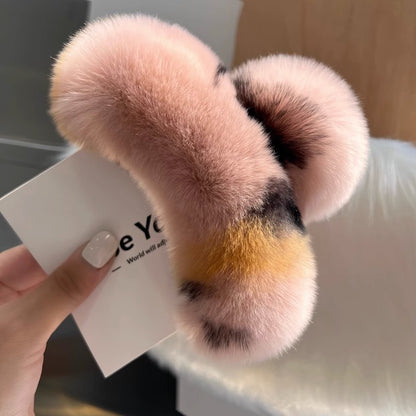 Winter hair accessory featuring stylish claw design