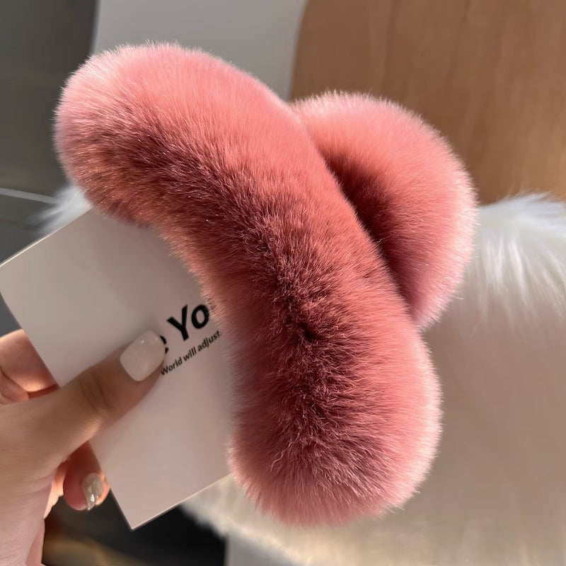 Cozy and stylish hair clip suitable for any outfit