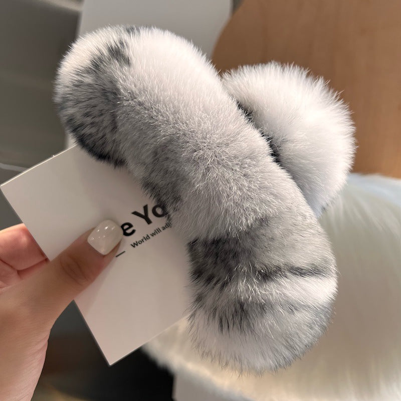 Cozy and stylish hair clip suitable for any outfit