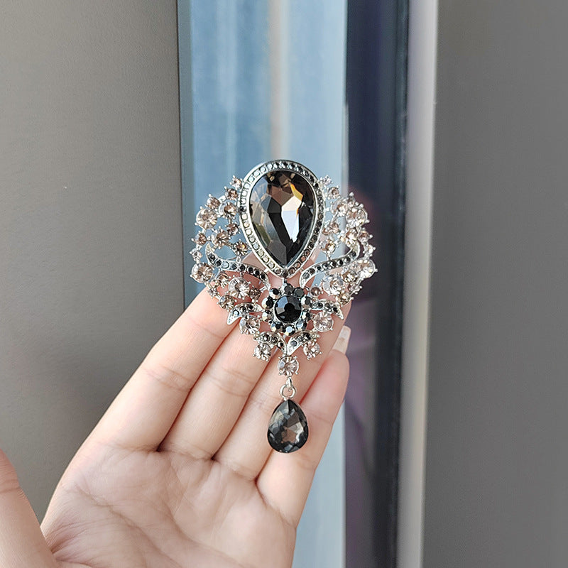 Vintage crystal drop brooch image 2
