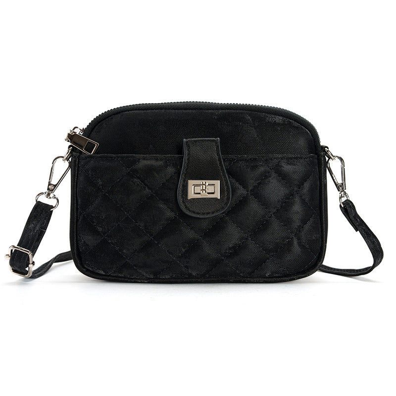 Everyday use of stylish phone bag image 8