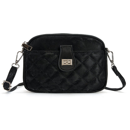 Everyday use of stylish phone bag image 8