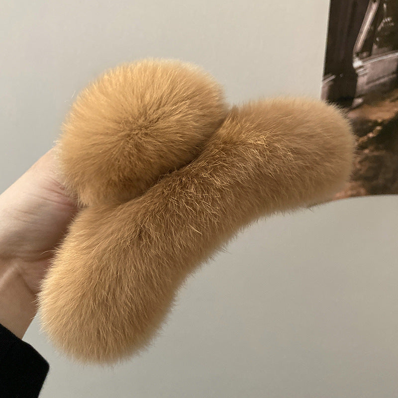 Cozy and stylish hair clip suitable for any outfit