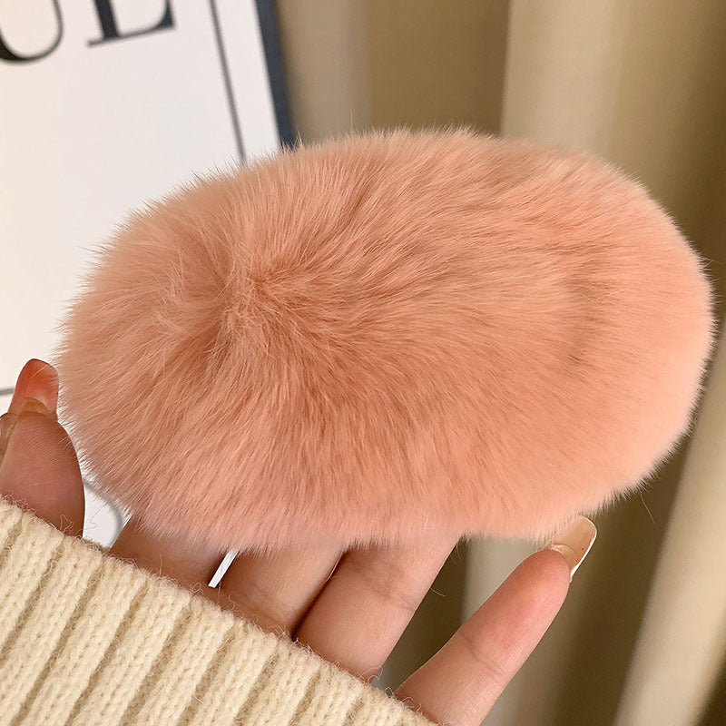 Winter hair accessory featuring stylish claw design