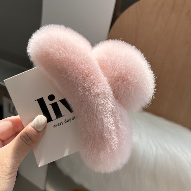 Winter hair accessory featuring stylish claw design