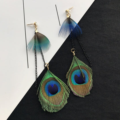 Artistic Feather Earrings Design - Image 4