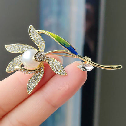 Detailed view of brooch design with zirconia - image 4