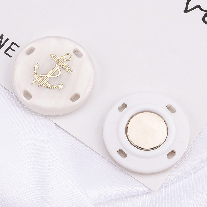 Invisible button for coats and bags